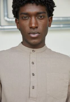 Pier One Koszula - Taupe 9 Pier One Koszula - Taupe -Pier One 02bf2dafeb9f48aca132a39f3c9562ef