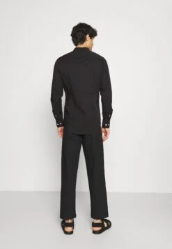 Pier One MUSCLE FIT STAND - Koszula - Black -Pier One 0baebc4f5c6545e38aaa3b4f90cebbda