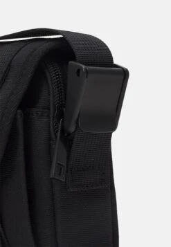 Pier One UNISEX - Torba Na Ramię - Black 6 Pier One UNISEX - Torba Na Ramię - Black -Pier One 1151f55be65e4724bfd8dfd4956f9cf7