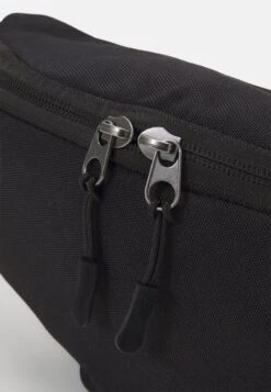 Pier One Saszetka Nerka - Black 5 Pier One Saszetka Nerka - Black -Pier One 125683be70844f65a706e09415f5aff3