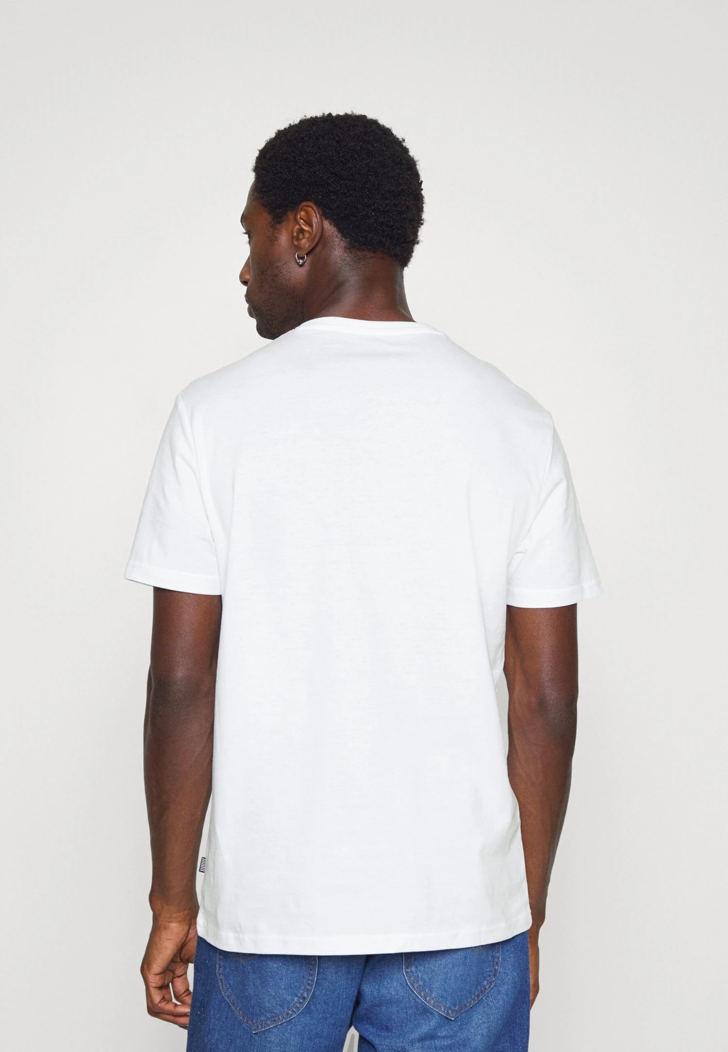 Pier One 5 PACK - T-shirt Basic - White/blue/stone 3 Pier One 5 PACK - T-shirt Basic - White/blue/stone - obrazek 3