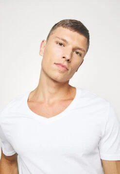 Pier One 2 PACK - T-shirt Basic - White -Pier One 2464778c5d314b51b098f8e722d959b0