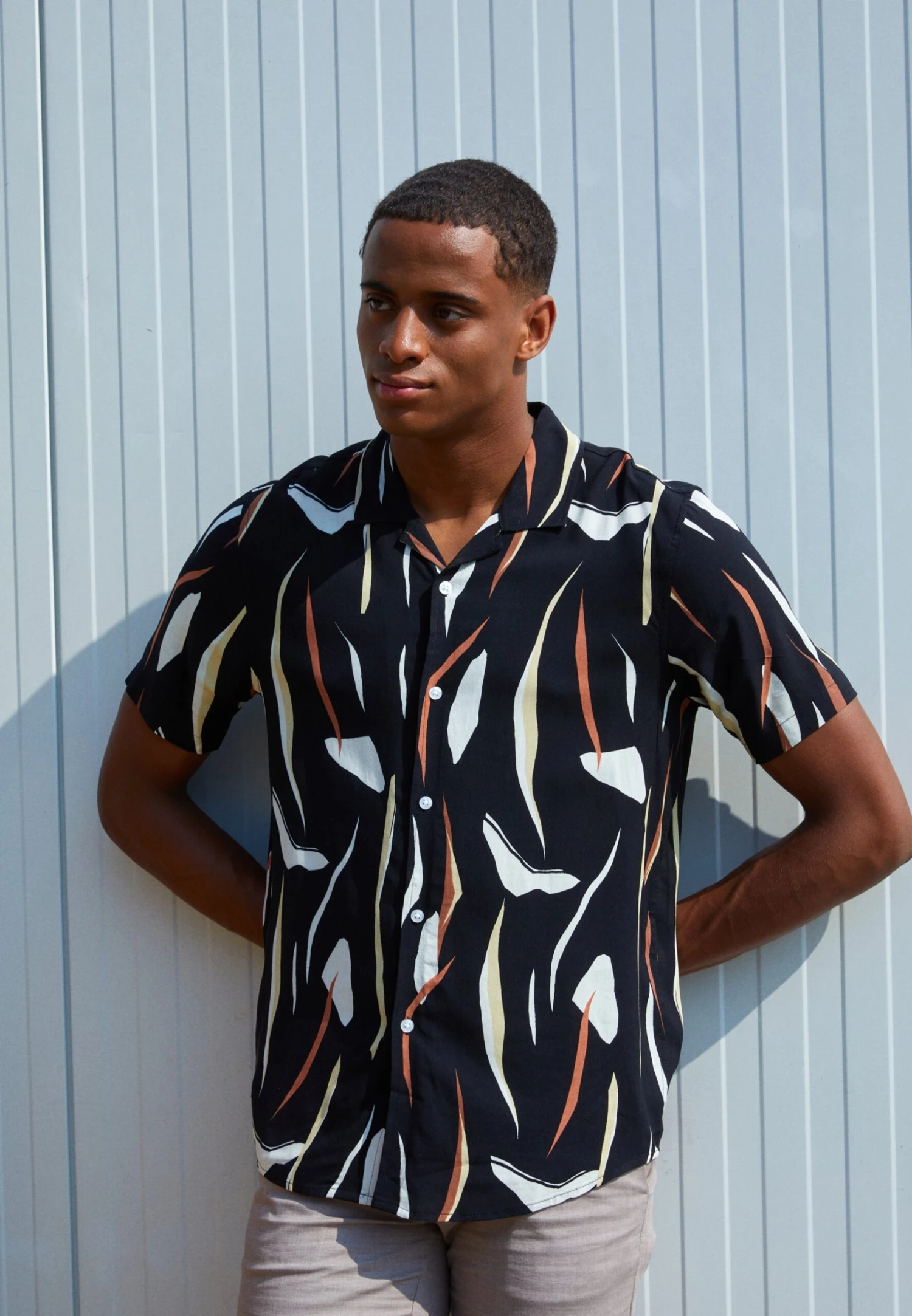 Pier One CONTEMPORARY ART REGULAR RESORT - Koszula - Black 3 Pier One CONTEMPORARY ART REGULAR RESORT - Koszula - Black - obrazek 3