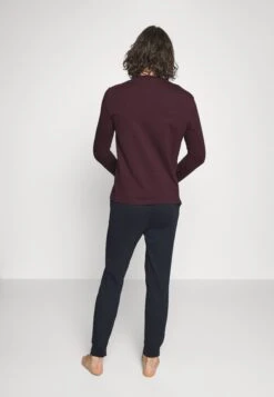 Pier One Piżama - Dark Blue/bordeaux 8 Pier One Piżama - Dark Blue/bordeaux -Pier One 34a871e63fd34211ac4e777f2698adc7