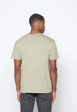 Pier One MOON SCENE GRAPHIC T-SHIRT - T-shirt Z Nadrukiem - Olive -Pier One 36dcc28cb96f431a920960da342fa0ce