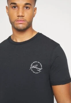 Pier One T-shirt Z Nadrukiem - Black 18 Pier One T-shirt Z Nadrukiem - Black -Pier One 37c4e9ddb5cb4161a71cc533137829e6