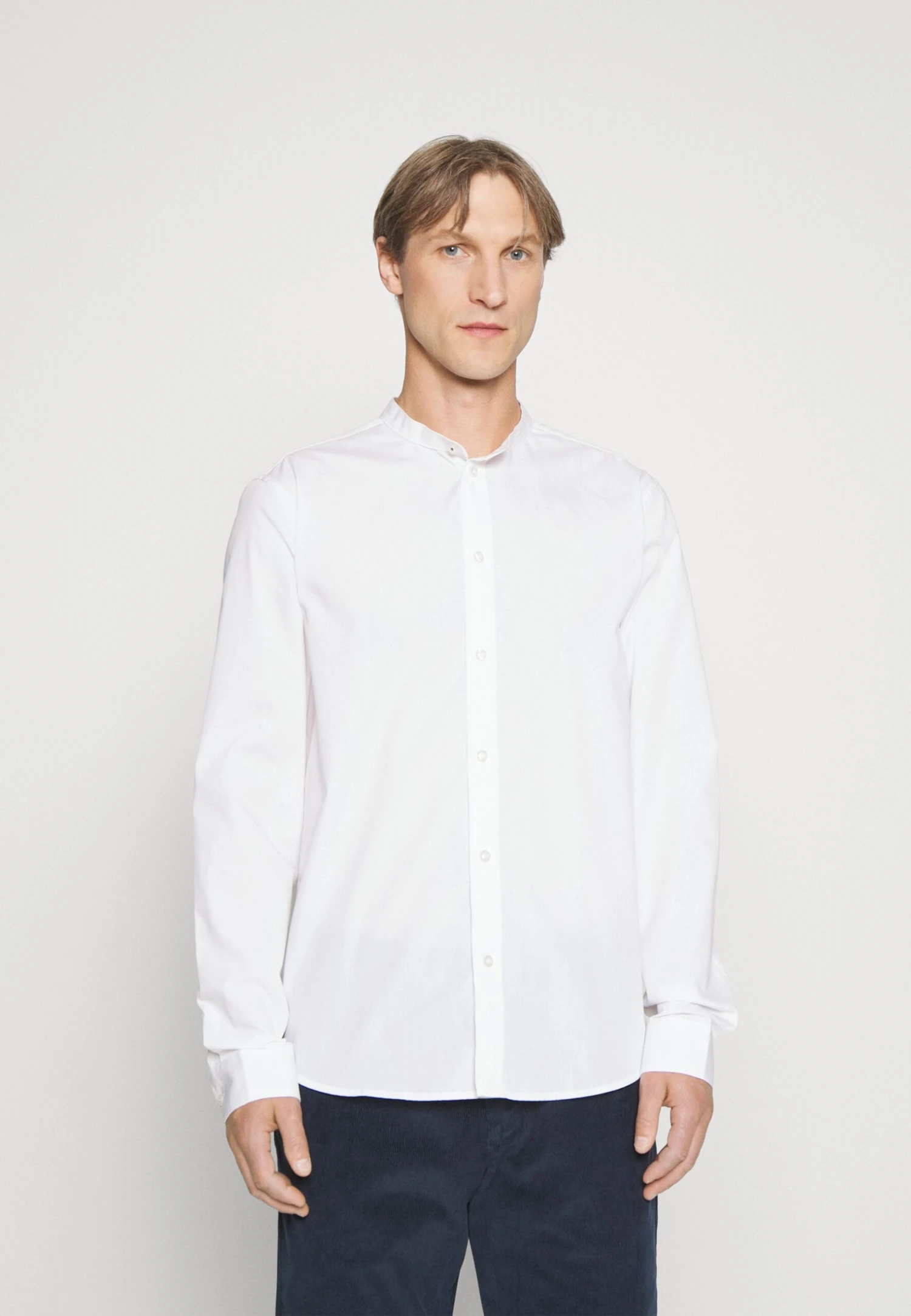 Pier One 2 PACK - Koszula - White/olive 4 Pier One 2 PACK - Koszula - White/olive - obrazek 4