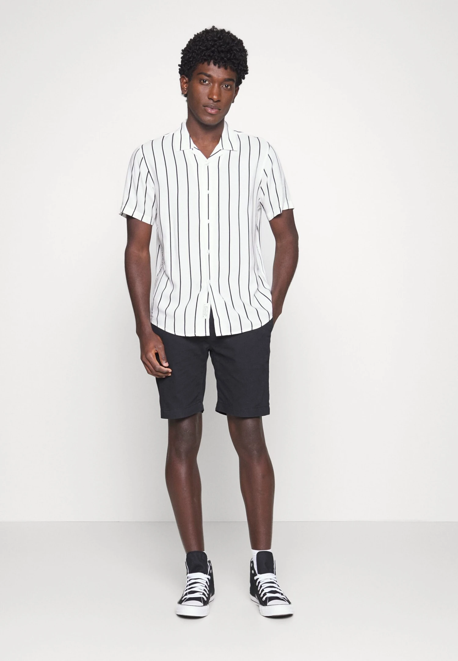 Pier One 2 PACK - Koszula - Black/white 2 Pier One 2 PACK - Koszula - Black/white - obrazek 2