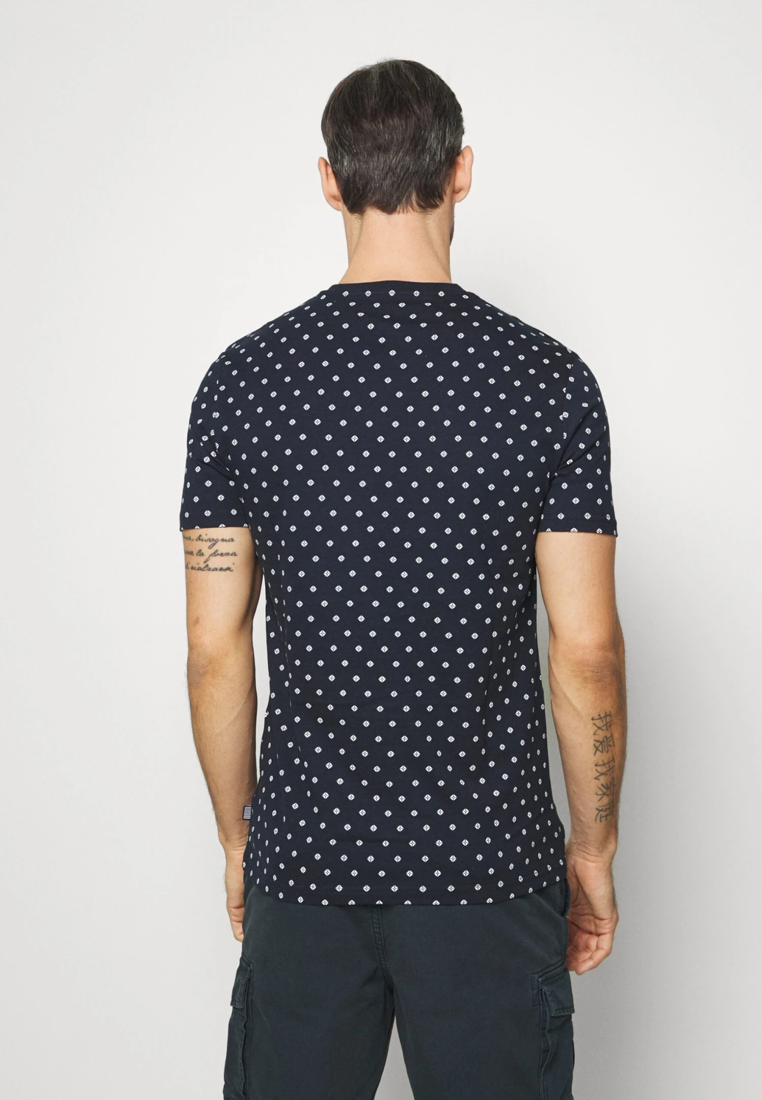 Pier One 3 PACK - T-shirt Z Nadrukiem - White/dark Blue/red 4 Pier One 3 PACK - T-shirt Z Nadrukiem - White/dark Blue/red - obrazek 4