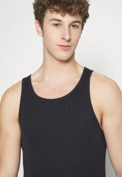 Pier One 5 PACK - Podkoszulki - Black 9 Pier One 5 PACK - Podkoszulki - Black -Pier One 58e14c44bde04a54805bc749257bc7b6