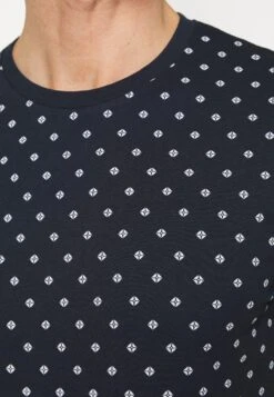 Pier One 3 PACK - T-shirt Z Nadrukiem - White/dark Blue/red 13 Pier One 3 PACK - T-shirt Z Nadrukiem - White/dark Blue/red -Pier One 5fcb9053133a4f0cbf3c72e8cff6c432