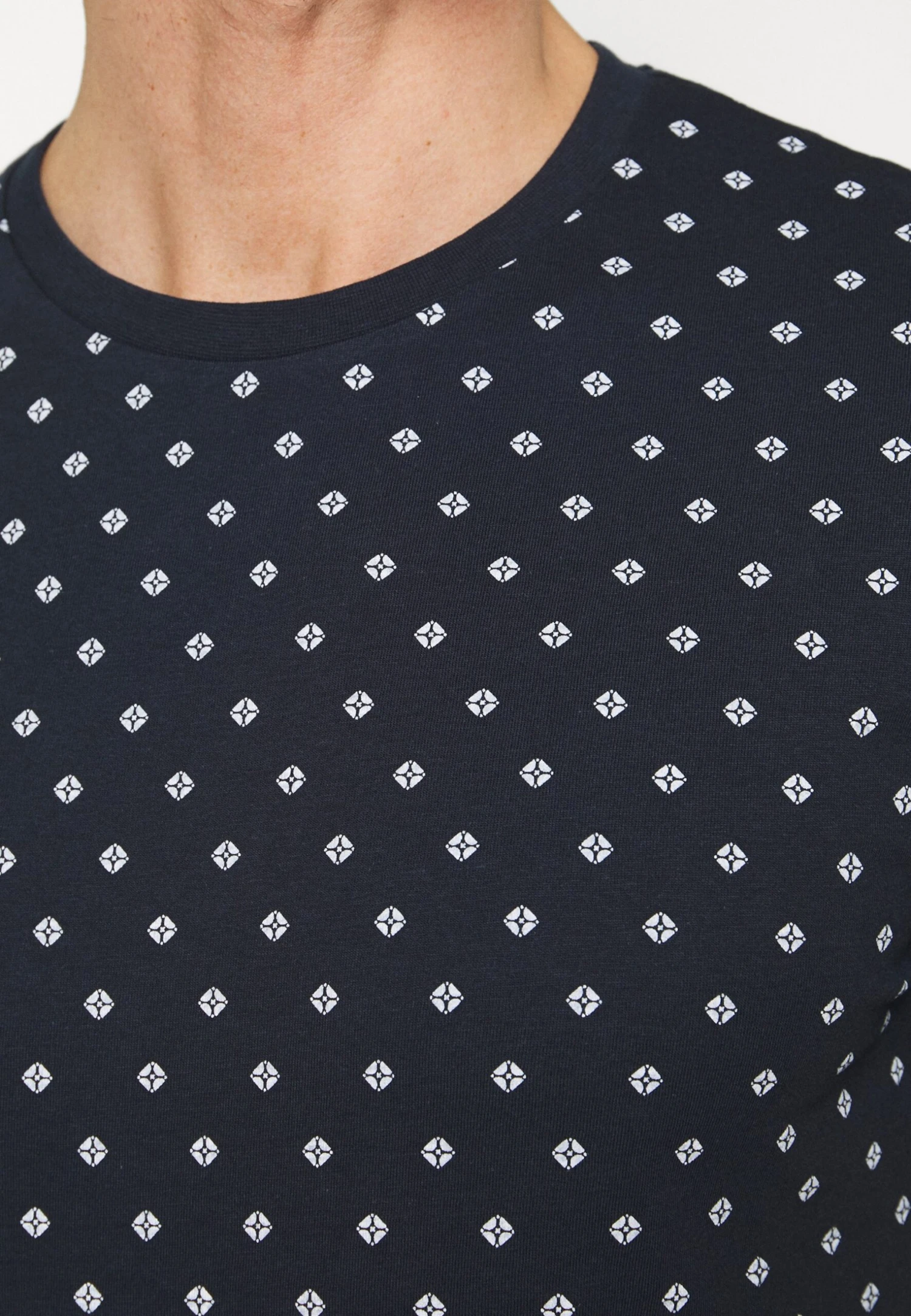 Pier One 3 PACK - T-shirt Z Nadrukiem - White/dark Blue/red 7 Pier One 3 PACK - T-shirt Z Nadrukiem - White/dark Blue/red - obrazek 7