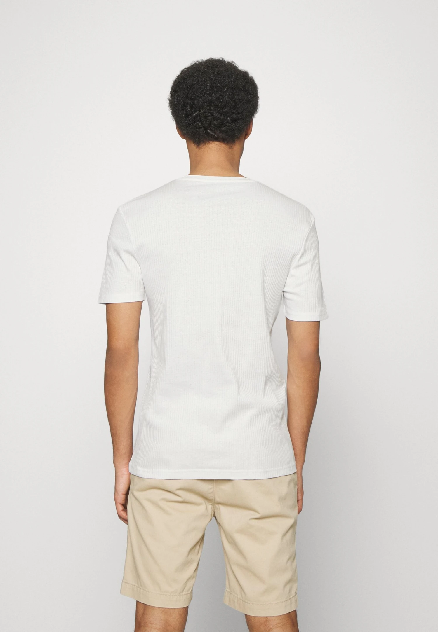 Pier One SLIM FIT RIBBED T-SHIRT 2 PACK - T-shirt Basic - White/black 3 Pier One SLIM FIT RIBBED T-SHIRT 2 PACK - T-shirt Basic - White/black - obrazek 3