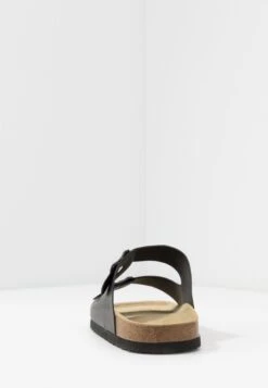 Pier One UNISEX - Kapcie - Black 10 Pier One UNISEX - Kapcie - Black -Pier One 6792cddf649c4c73afdf1fc19e95f07f