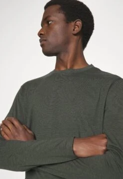 Pier One Piżama - Black/khaki 10 Pier One Piżama - Black/khaki -Pier One 7401274fca6e4139b164e44a2907ce60