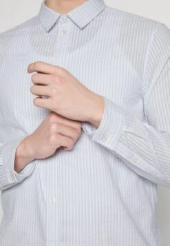 Pier One Koszula - White/light Blue -Pier One 7db8d1883bbd4a878f5fffbc50a8b01e