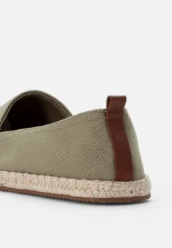 Pier One RENA ESPADRILLE UNISEX - Espadryle - Olive -Pier One 8b1ef3dce9d344a08d816af96a53324d