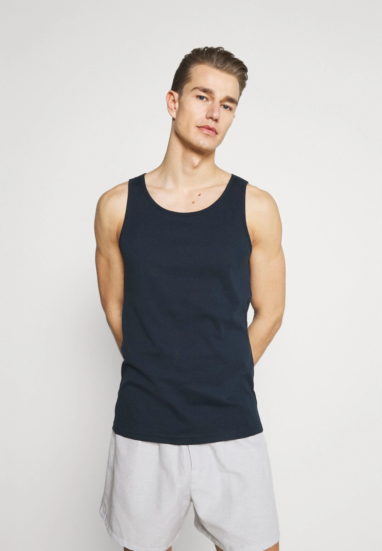 Pier One 3 PACK - Podkoszulki - Dark Blue/bordeaux/off-white 3 Pier One 3 PACK - Podkoszulki - Dark Blue/bordeaux/off-white - obrazek 3