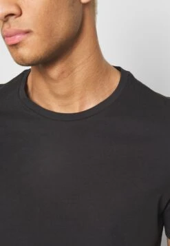 Pier One 7 PACK - T-shirt Basic - Black -Pier One 9ff1310308384925af8ab3297a7ee42a