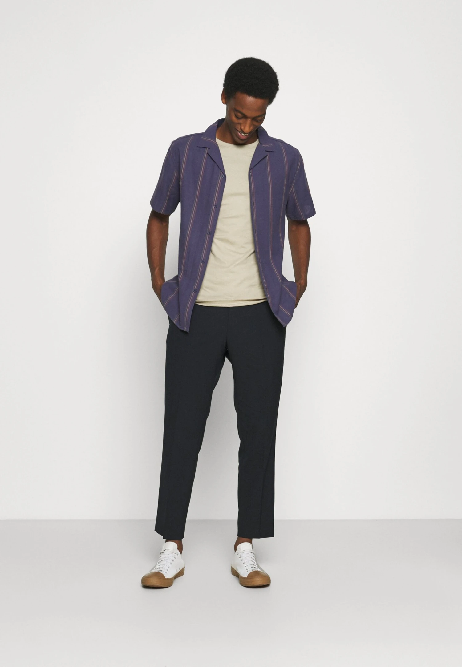 Pier One 5 PACK - T-shirt Basic - White/dark Grey/black 1 Pier One 5 PACK - T-shirt Basic - White/dark Grey/black