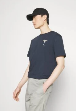 Pier One COCKTAIL TEE - T-shirt Z Nadrukiem - 503 - Dark Blue -Pier One adbe780c31874908a9c3280b742ae4db