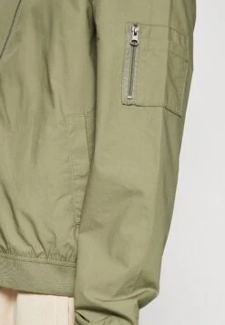 Pier One Kurtka Bomber - Olive 11 Pier One Kurtka Bomber - Olive -Pier One b6f4db9ef2ef4f15aaa38b0e9fcce92f