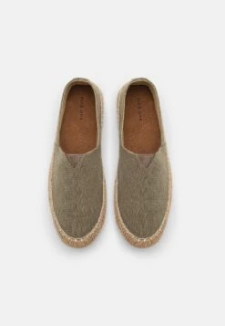 Pier One Espadryle - Brown 7 Pier One Espadryle - Brown -Pier One b8b6a1b5c8f4462e91558b6bd6046520