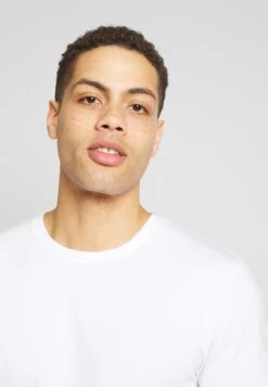 Pier One 3 PACK - T-shirt Basic - White/dark Blue/red 9 Pier One 3 PACK - T-shirt Basic - White/dark Blue/red -Pier One bb58520a3fdd4addbd204975d9a479ed