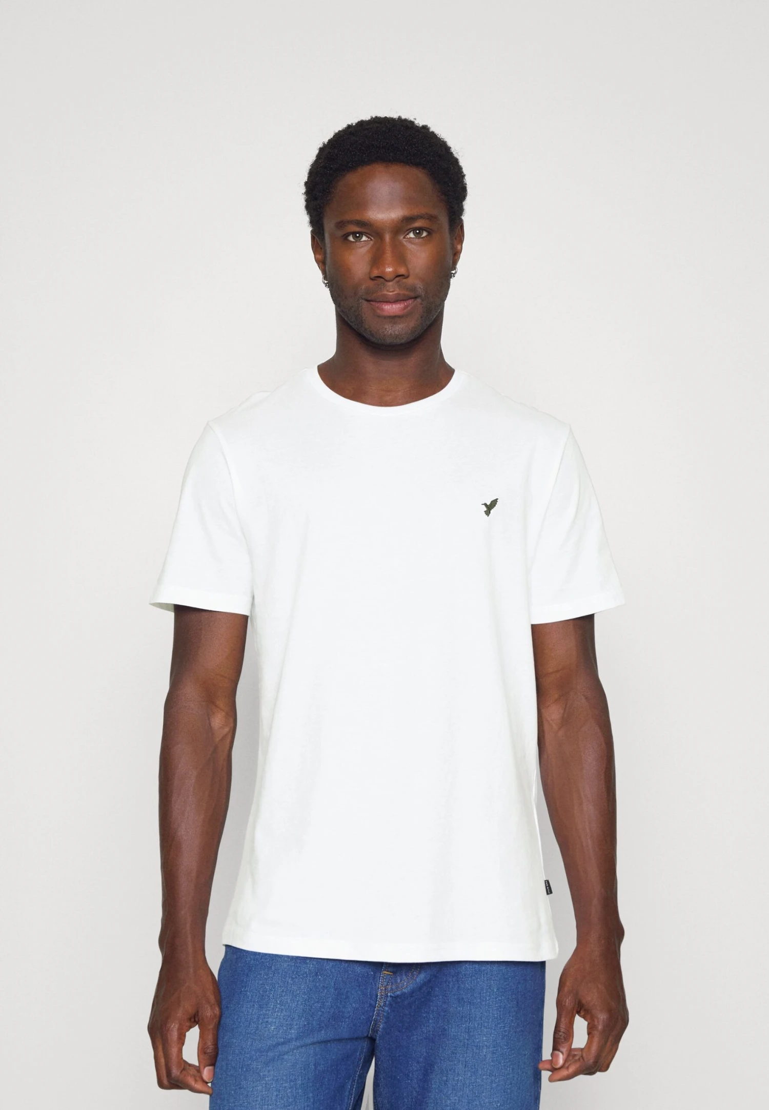 Pier One 5 PACK - T-shirt Basic - White/blue/stone 2 Pier One 5 PACK - T-shirt Basic - White/blue/stone - obrazek 2