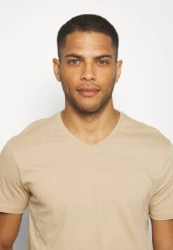 Pier One 3 PACK - T-shirt Basic - Khaki/tan/dark Blue 12 Pier One 3 PACK - T-shirt Basic - Khaki/tan/dark Blue -Pier One bbffca6578f845cdab35cb6a6e69d608