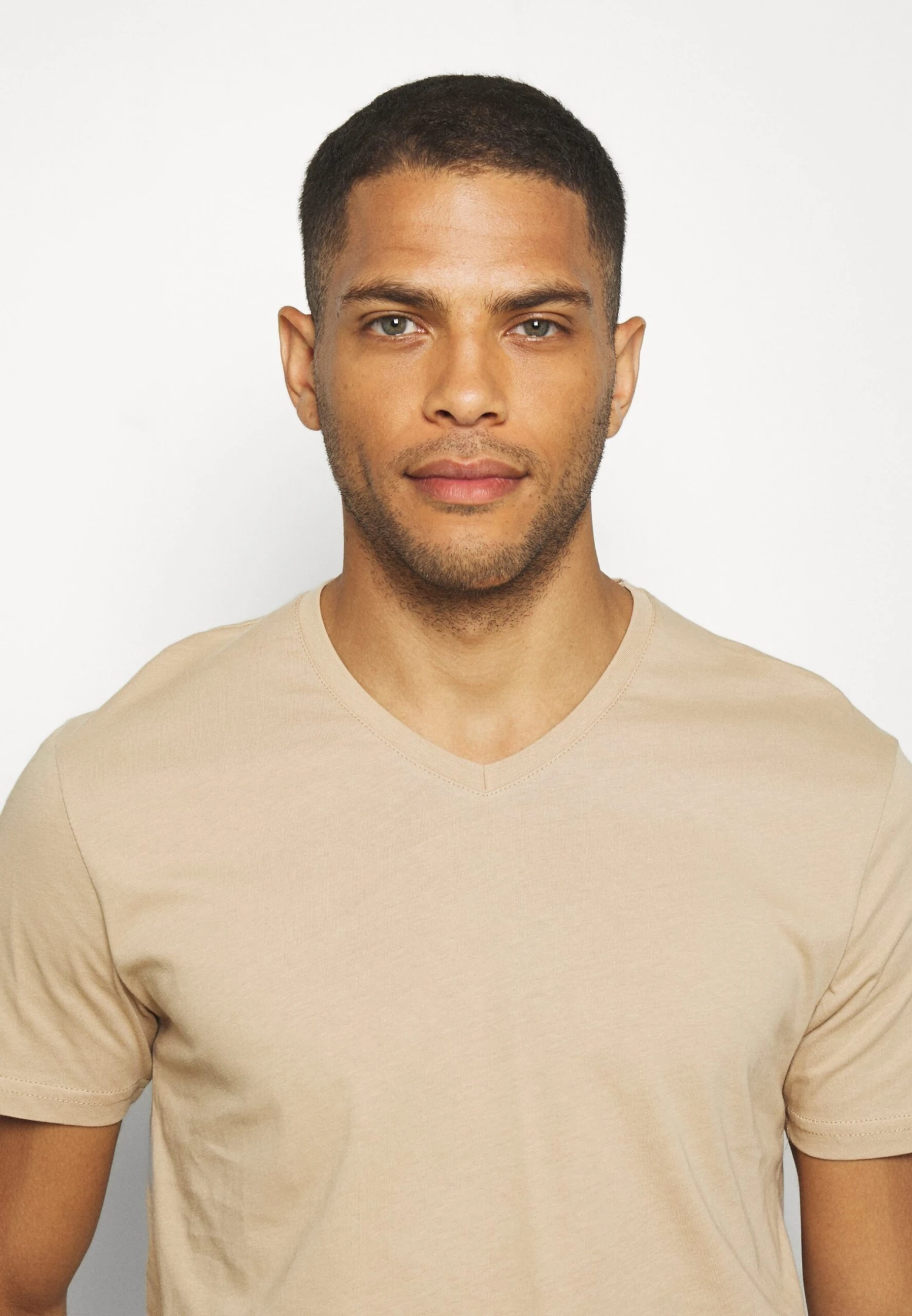 Pier One 3 PACK - T-shirt Basic - Khaki/tan/dark Blue 6 Pier One 3 PACK - T-shirt Basic - Khaki/tan/dark Blue - obrazek 6