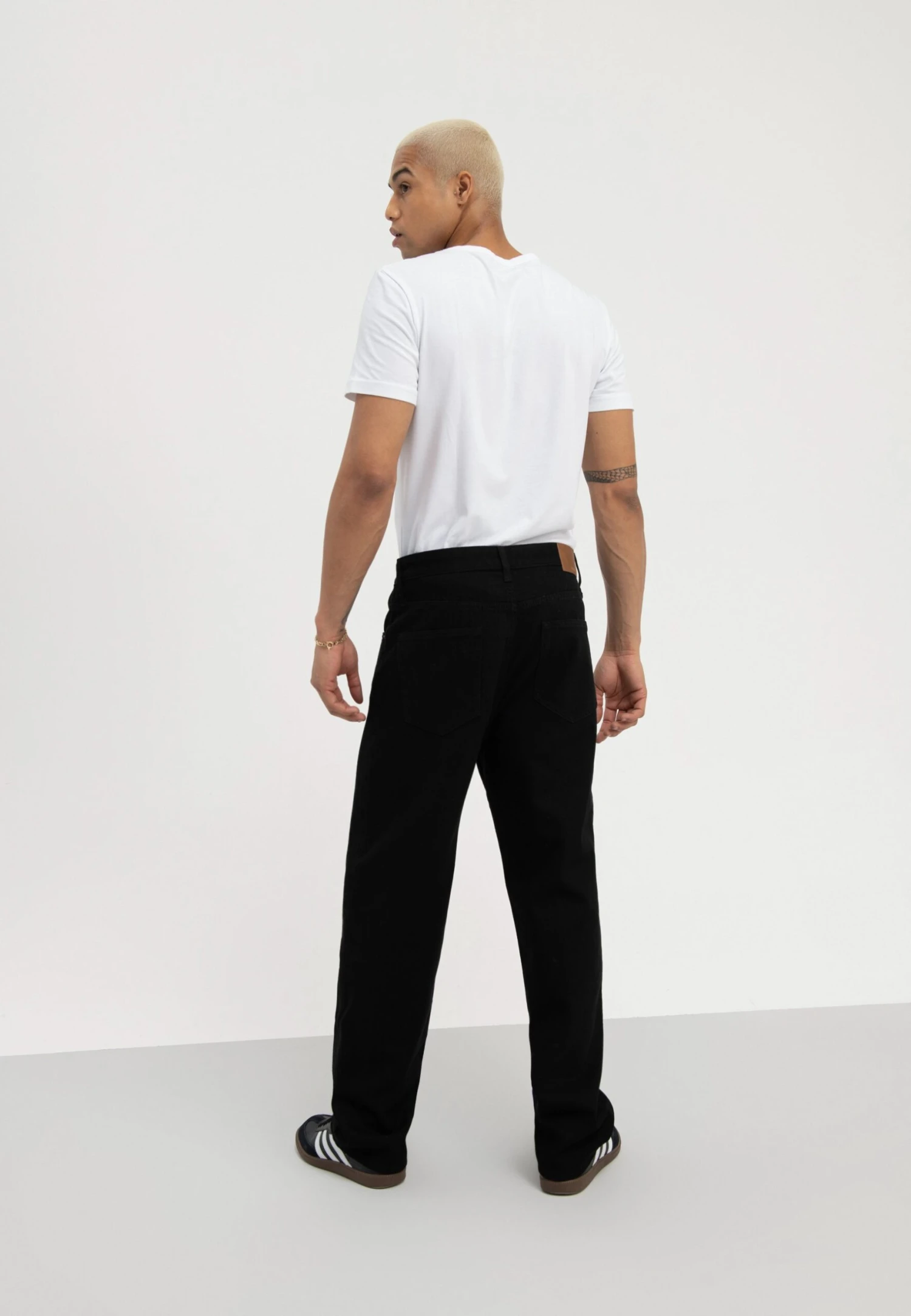 Pier One Jeansy Relaxed Fit - Black Denim 3 Pier One Jeansy Relaxed Fit - Black Denim - obrazek 3