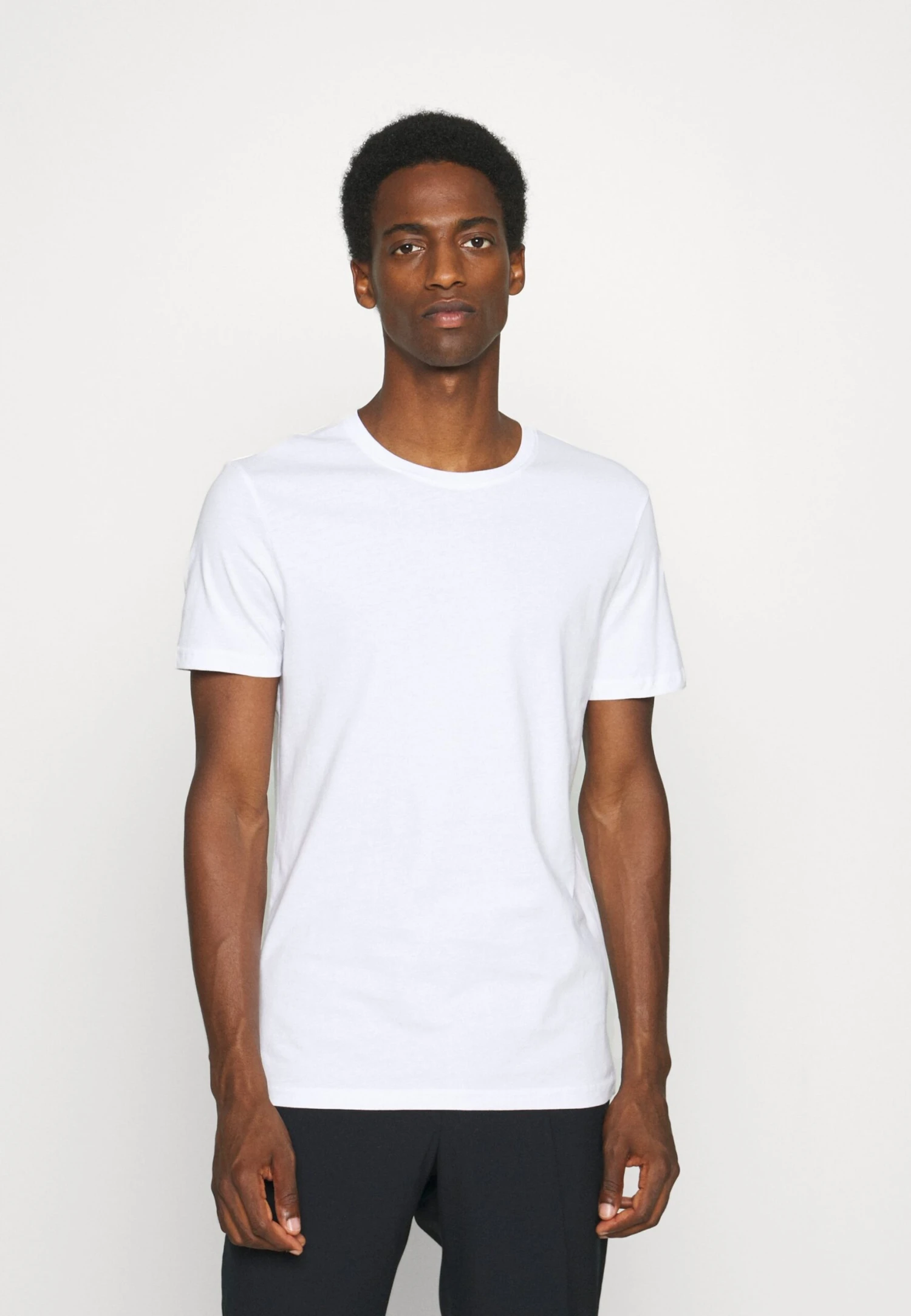 Pier One 5 PACK - T-shirt Basic - White/dark Grey/black 4 Pier One 5 PACK - T-shirt Basic - White/dark Grey/black - obrazek 4