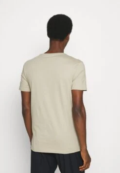 Pier One 5 PACK - T-shirt Basic - White/dark Grey/black 8 Pier One 5 PACK - T-shirt Basic - White/dark Grey/black -Pier One d4309172134f476283eb4fd8b00555ed