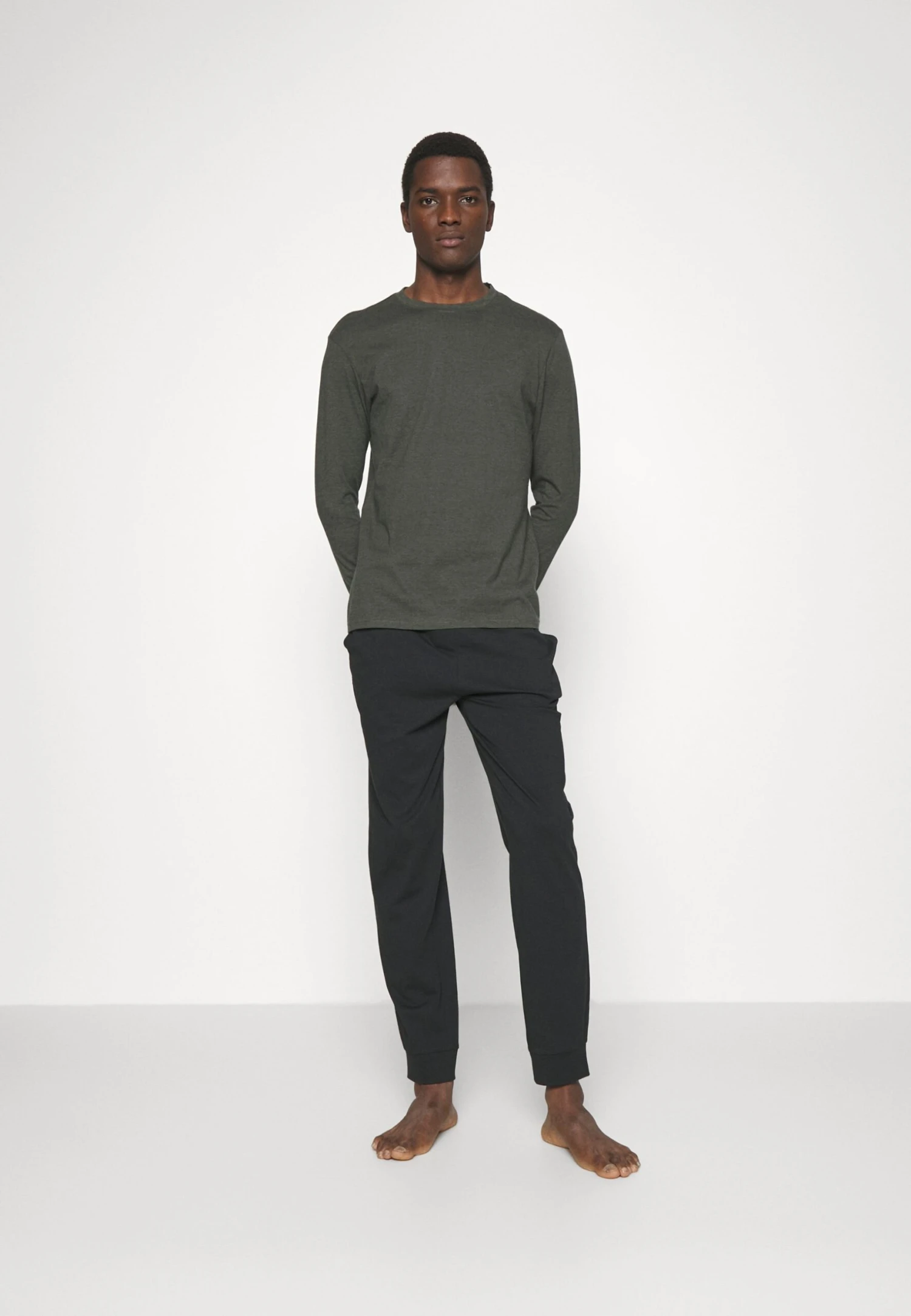 Pier One Piżama - Black/khaki 1 Pier One Piżama - Black/khaki