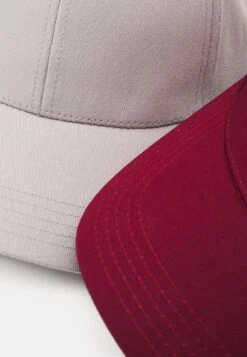 Pier One UNISEX 2 PACK - Czapka Z Daszkiem - Light Grey/berry -Pier One db52e4bec20b4e21a2d423baba99be86