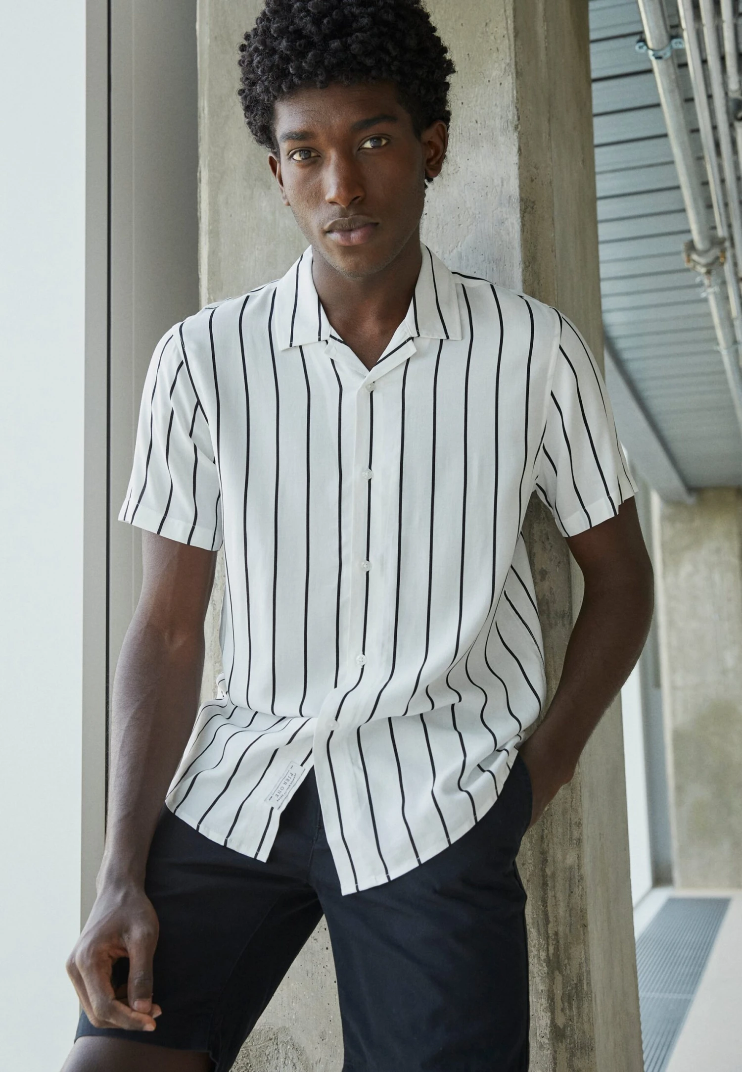 Pier One 2 PACK - Koszula - Black/white 3 Pier One 2 PACK - Koszula - Black/white - obrazek 3