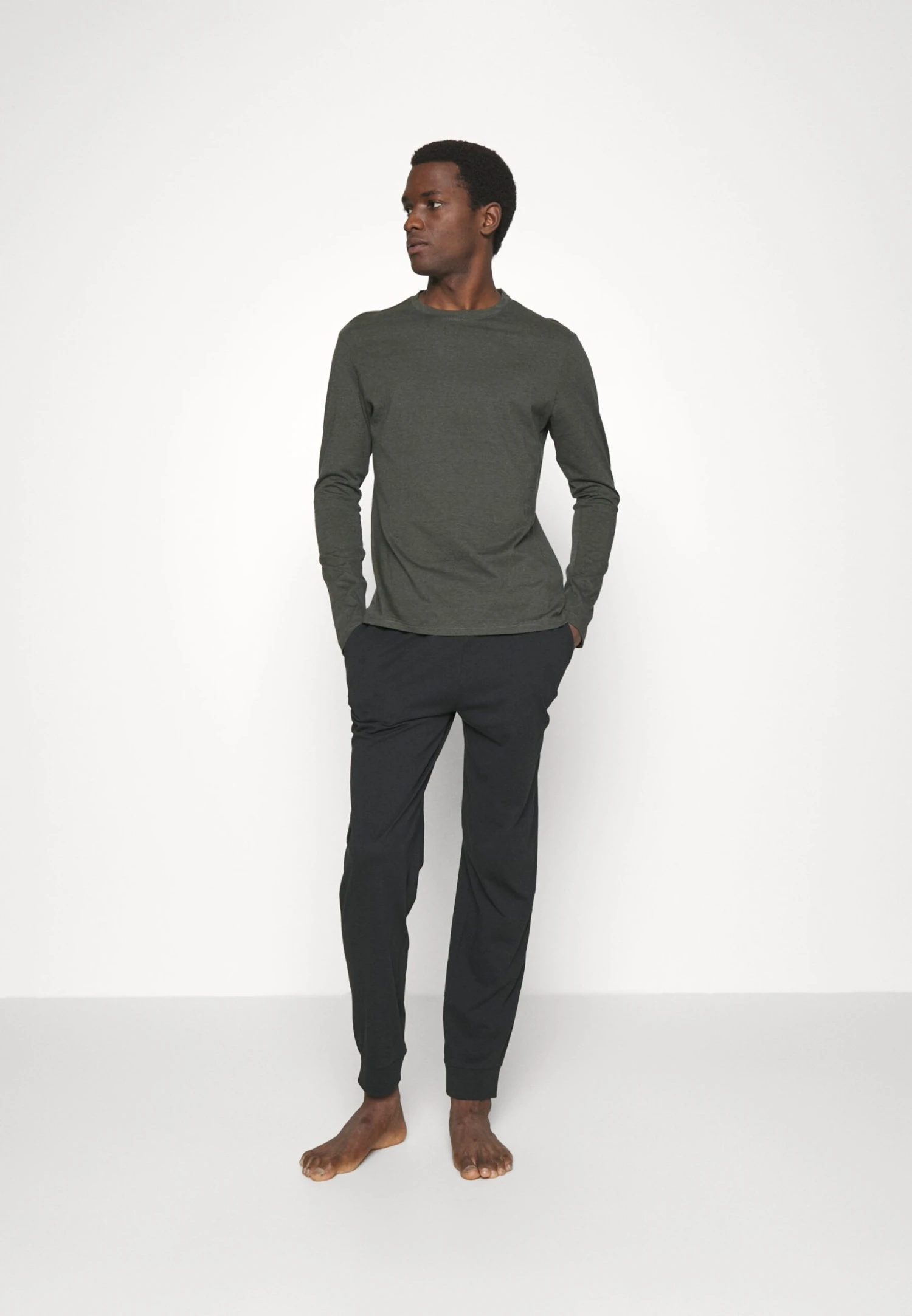 Pier One Piżama - Black/khaki 2 Pier One Piżama - Black/khaki - obrazek 2