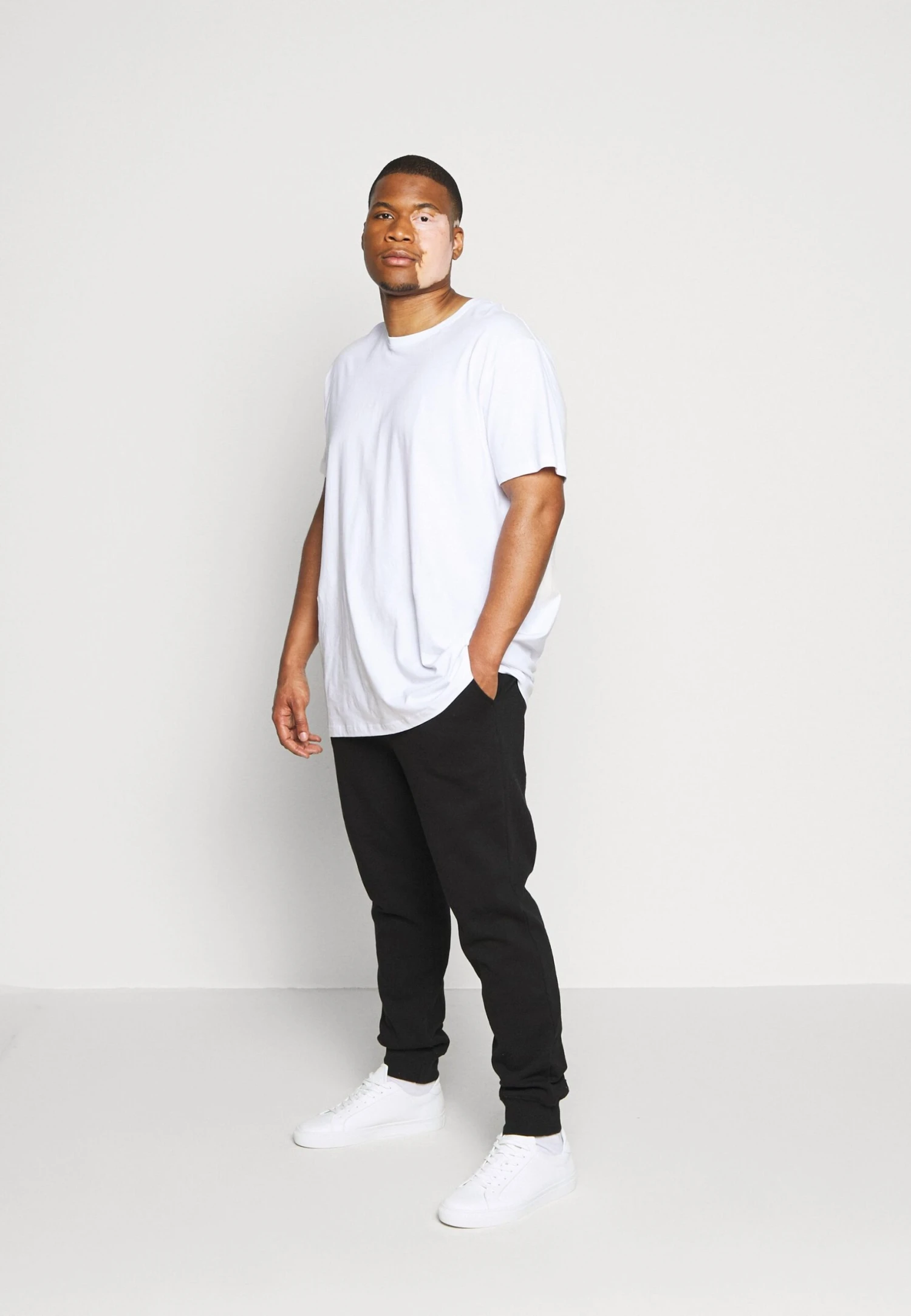 Pier One 2 PACK - Spodnie Treningowe - Black/mottled Light Grey 2 Pier One 2 PACK - Spodnie Treningowe - Black/mottled Light Grey - obrazek 2