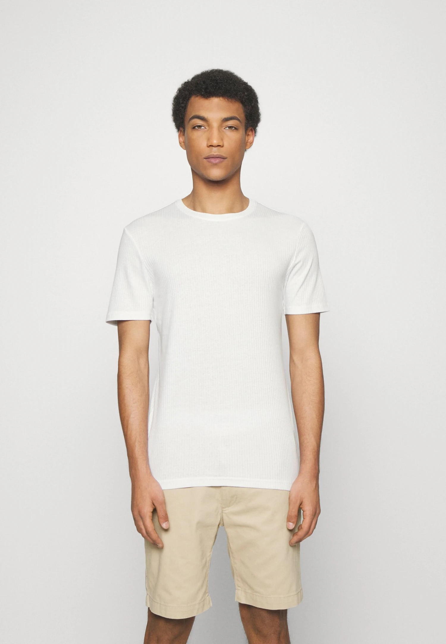 Pier One SLIM FIT RIBBED T-SHIRT 2 PACK - T-shirt Basic - White/black 2 Pier One SLIM FIT RIBBED T-SHIRT 2 PACK - T-shirt Basic - White/black - obrazek 2